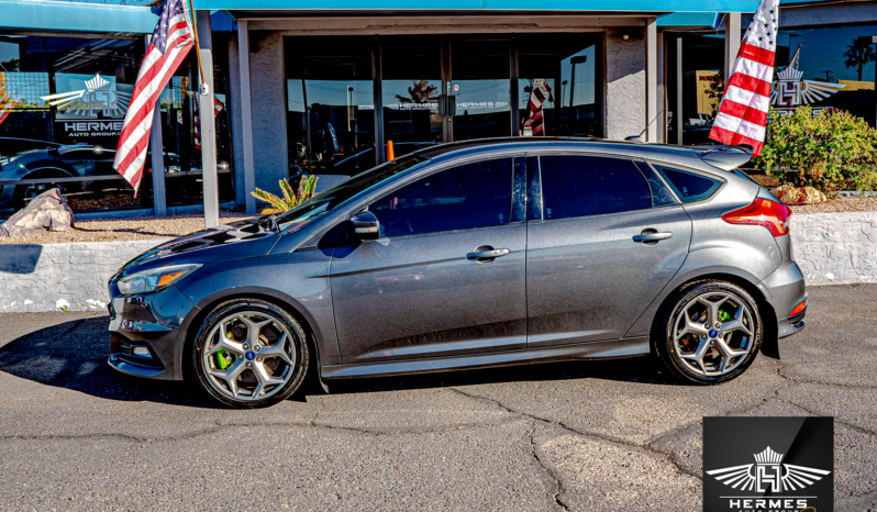 2017 Ford Focus ST Hatchback – MANUAL full