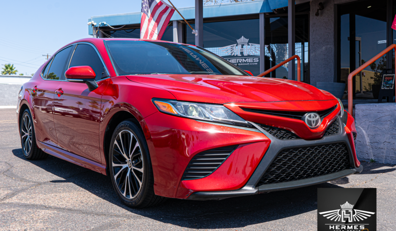 2020 Toyota Camry SE Sedan full