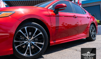 2020 Toyota Camry SE Sedan full