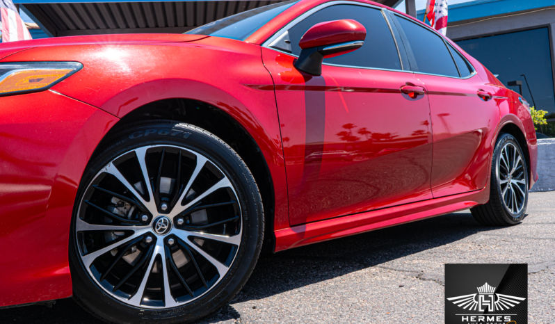 2020 Toyota Camry SE Sedan full