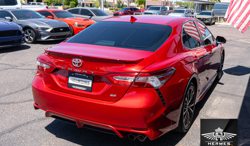 2020 Toyota Camry SE Sedan full