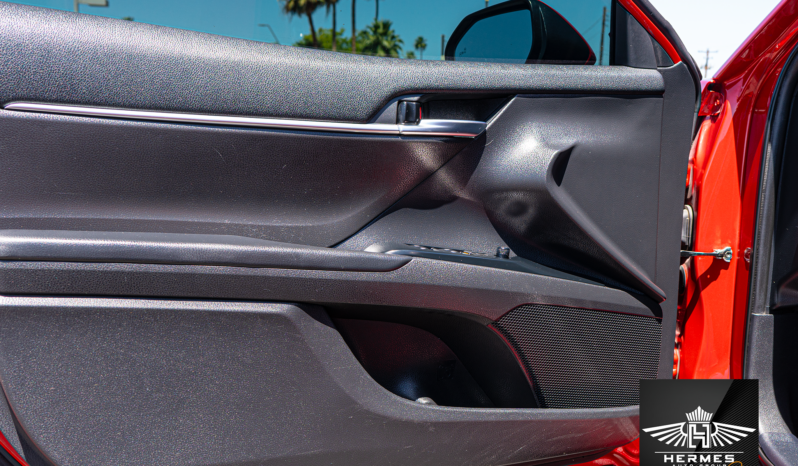 2020 Toyota Camry SE Sedan full