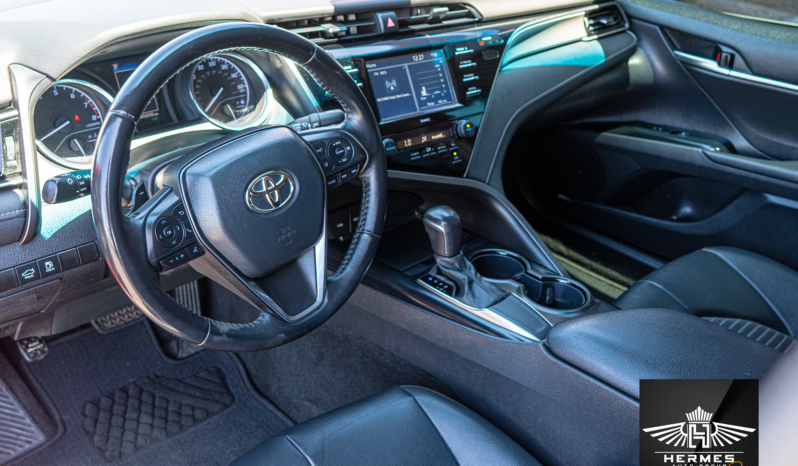 2020 Toyota Camry SE Sedan full