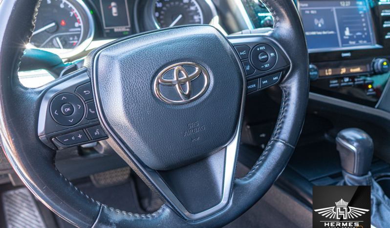 2020 Toyota Camry SE Sedan full