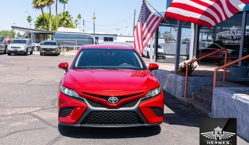 2020 Toyota Camry SE Sedan full