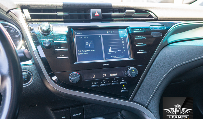 2020 Toyota Camry SE Sedan full