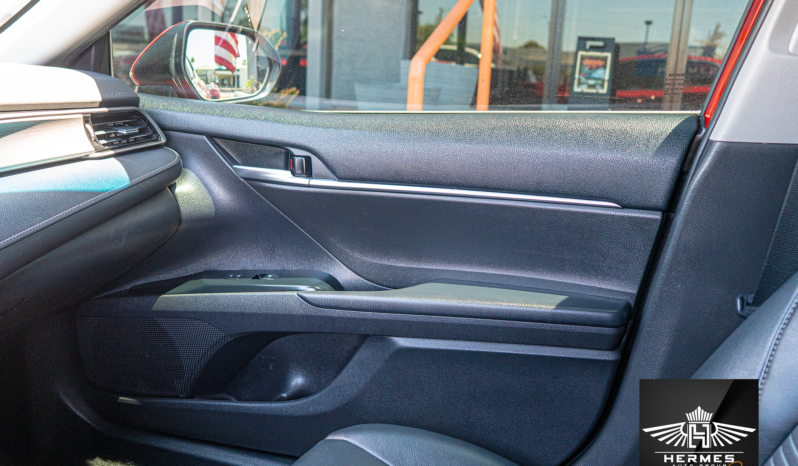 2020 Toyota Camry SE Sedan full