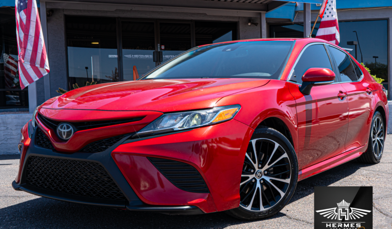 2020 Toyota Camry SE Sedan full