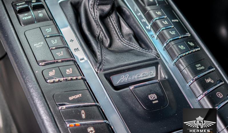 2017 Porsche Macan Turbo w/Performance Pkg Sport Utility 4D full