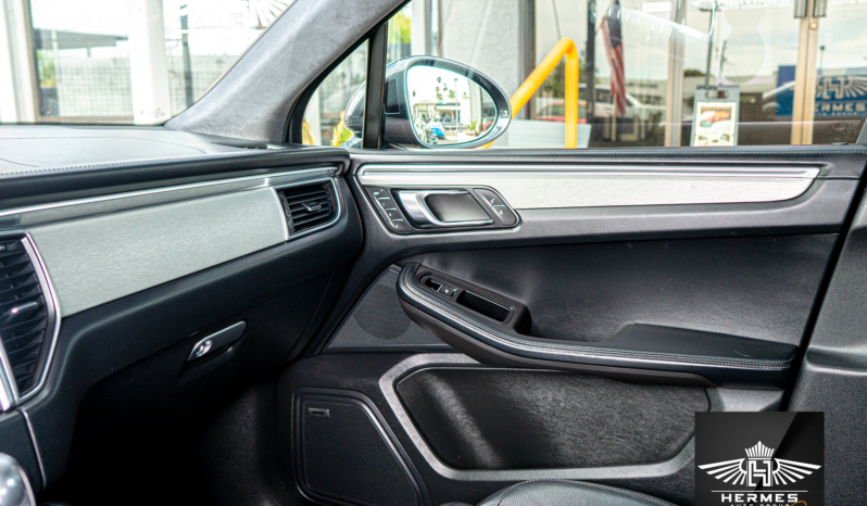 2017 Porsche Macan Turbo w/Performance Pkg Sport Utility 4D full