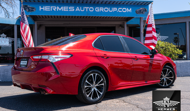 2020 Toyota Camry SE Sedan full