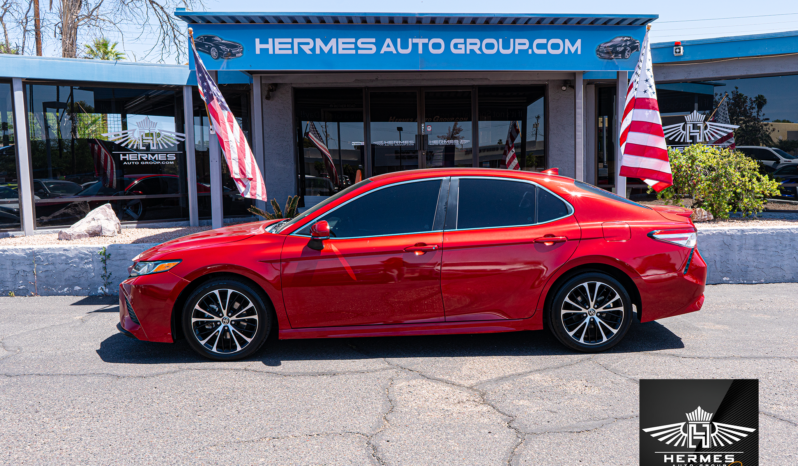 2020 Toyota Camry SE Sedan full