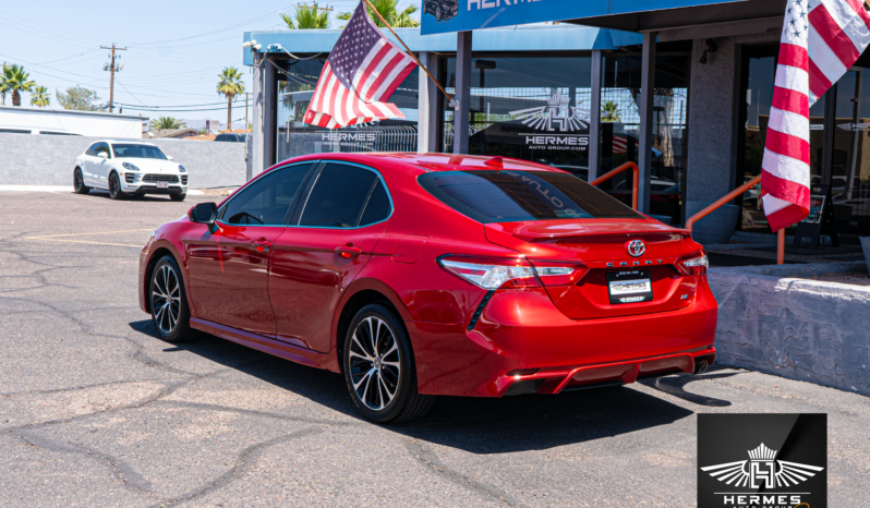 2020 Toyota Camry SE Sedan full