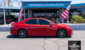 2020 Toyota Camry SE Sedan full