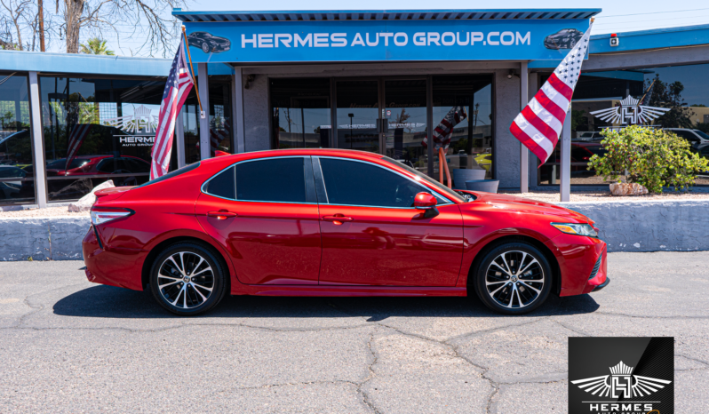 2020 Toyota Camry SE Sedan full