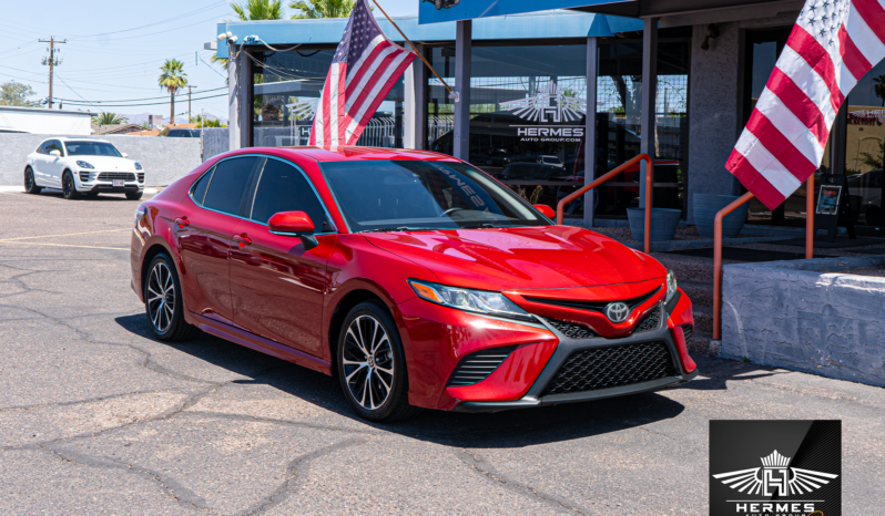 2020 Toyota Camry SE Sedan full